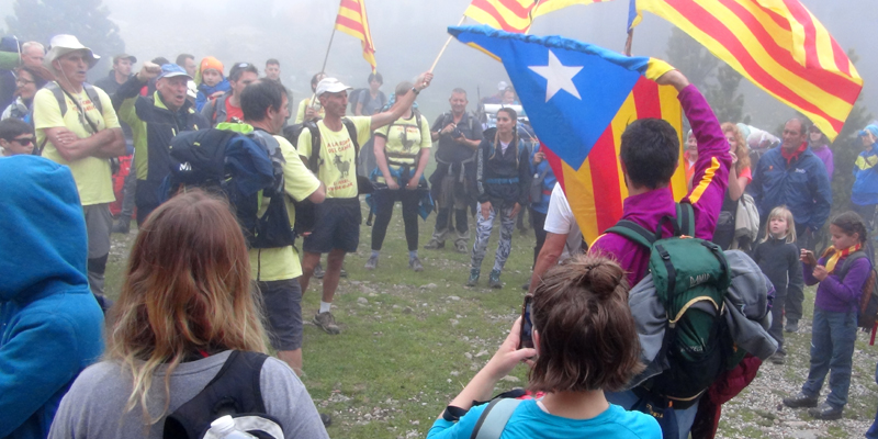 Une halte chansons et drapeaux catalans