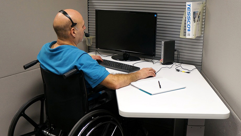 Travailleur handicapé d'un centre d'appel