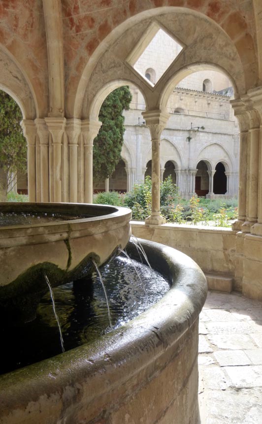 fontaine dans le cloître de l'abbaye de Poblet.