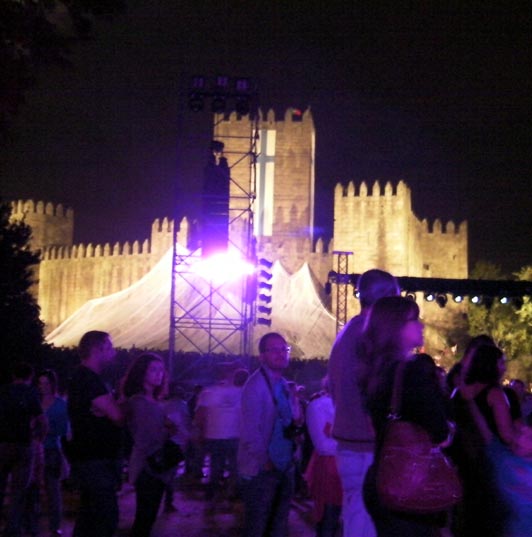 Fête nocturne devant le château de Guimaraes.