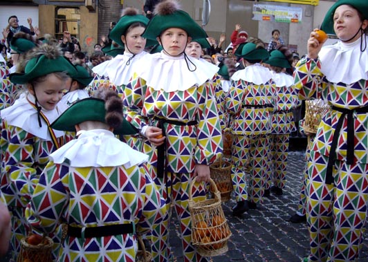 Arlequins au carnaval de Binche.