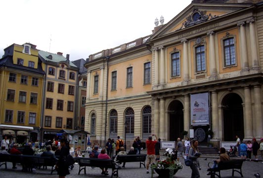Stockholm, Académie suédoise et musée Nobel sur la place Stortorget.