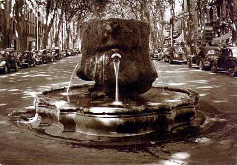 Aix, fontaine moussue dans la première moitié du XXe siècle.