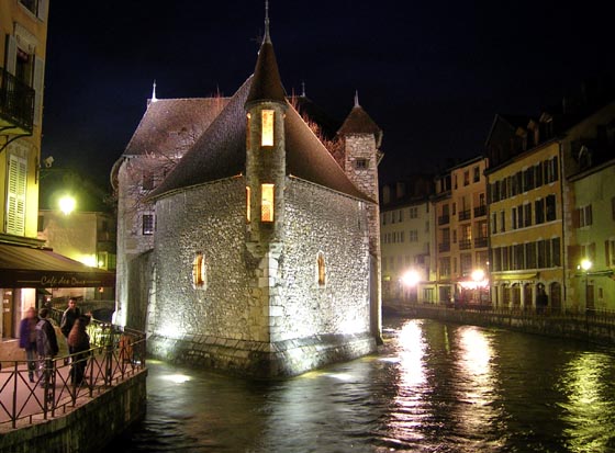 Annecy, vue nocturne du palais de l'île.