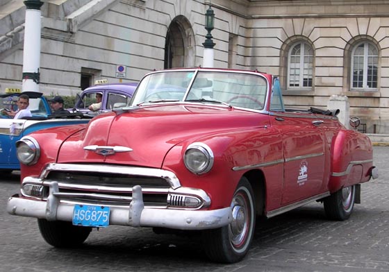 Belle voiture américaine devant le Capitole de La Havane.