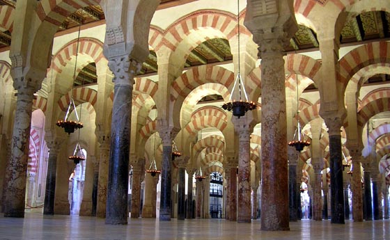 Forêt de colonnes de la Mezquita de Cordoue.