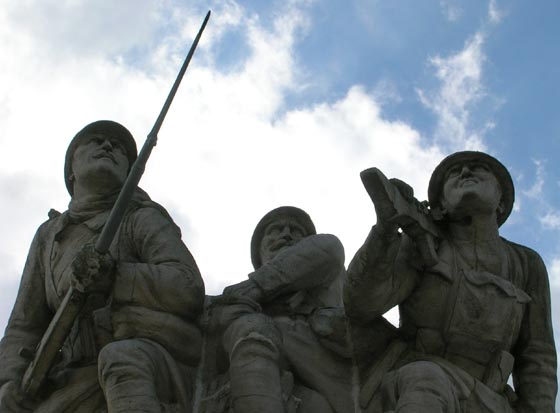 Soldats sculptés à l'ossuaire de Navarin.