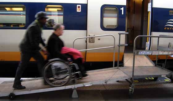 Rampe d'embarquement d'un fauteuil roulant à bord de l'Eurostar.