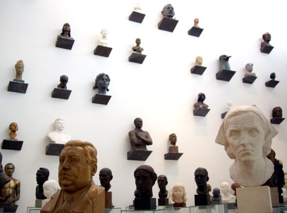 Collection de bustes au Kumu de Tallinn.