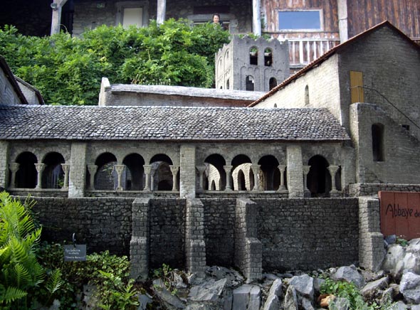 Maquette de l'abbaye Saint-Martin du Canigou au château de Lourdes