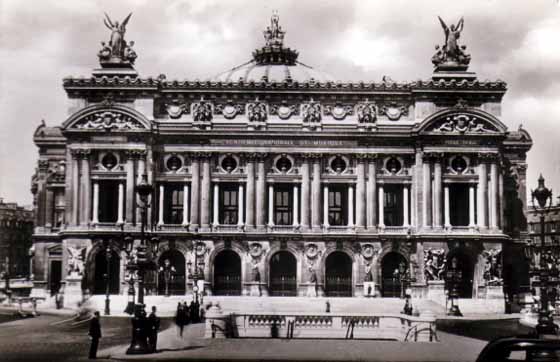 Paris, le Palais Garnier (opéra) dans les années 1930.