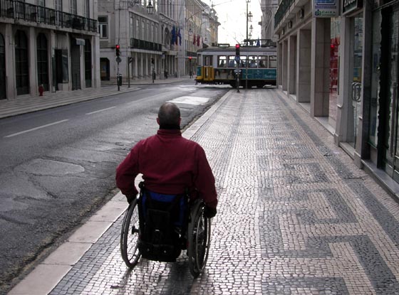 Lisbonne, rue pavée et tramway dans le secteur de Baixa.