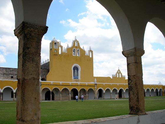 Atrium et façade de l'église franciscaine d'Izamal