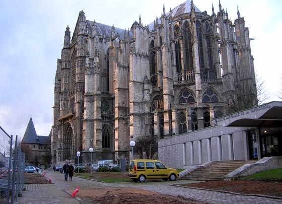 travaux devant la cathédrale de Beauvais.